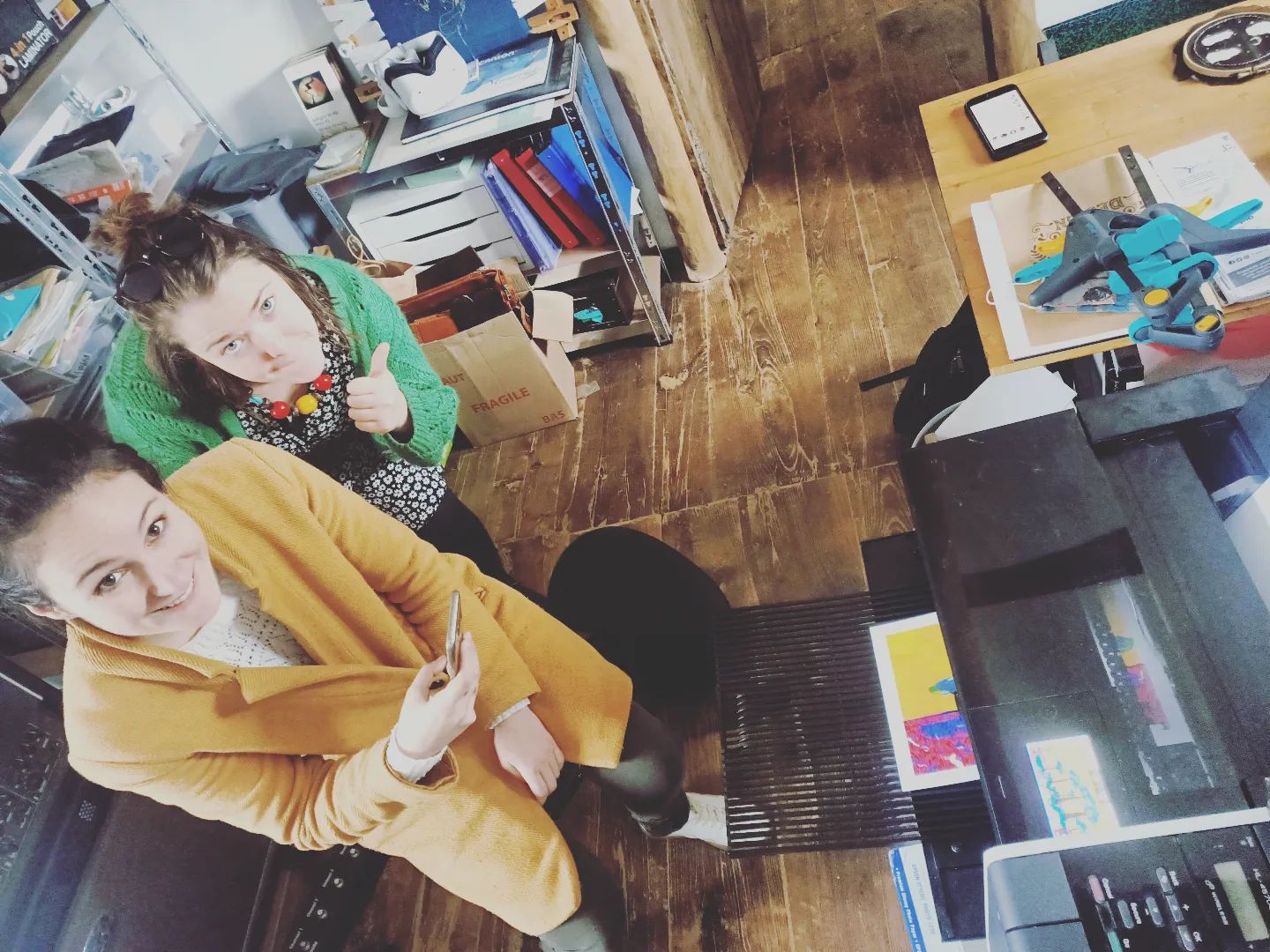 Ce matin c'est Lucie et Sarah qui sont venu imprimer leur expo pour @lepharelimoges ce samedi a 19h ! 😁😘