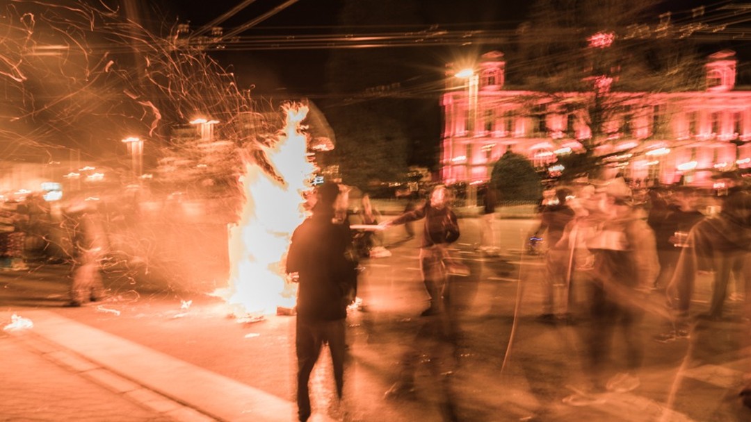 Petite longue exposition entre les lacrymos pour photographier la fin de la mobilisation en face de la mairie. C'était jeudi dernier.
#reformedesretraites #limoges #manifestation #feu