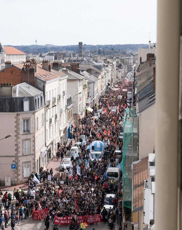 vue d'une petite partie du cortège de la manifestation d'hier. (environ la moitié)
Chiffre de la police : 4 600 manifestants
Chiffre de la CGT : 25 000 manifestants
#reformedesretraites #manifestation #limoges #photography #photo#cgt #cfdt #syndicat