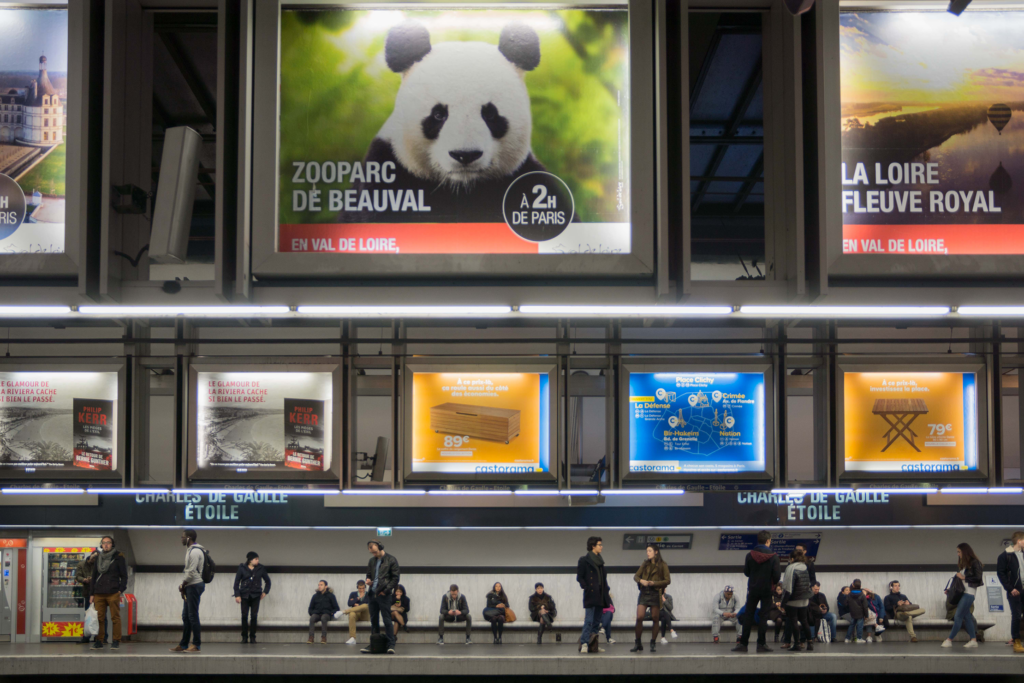 métro parisien avec des panneaux publicitaires